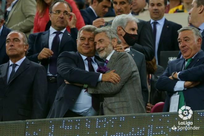 Laporta y Mouriño se saludan afectuosamente en el palco del Camp Nou (Foto: LaLiga).
