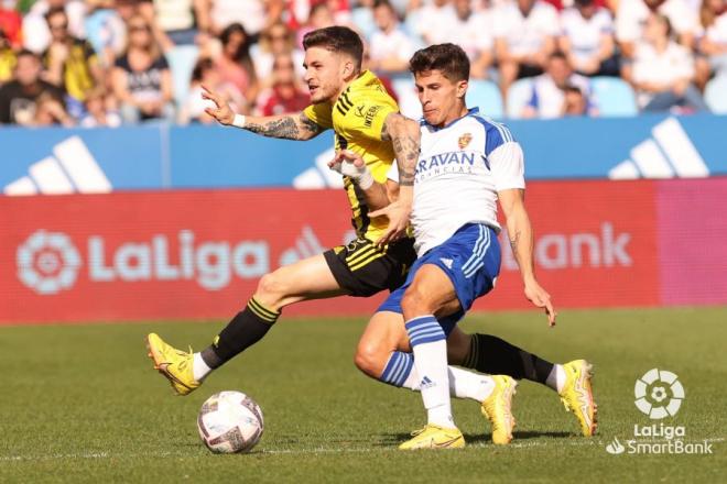 Giuliano Simeone, con Viti durante el Zaragoza-Oviedo (Foto: LaLiga).