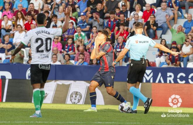 Brugui en el Levante-Racing. (Foto: LaLiga)