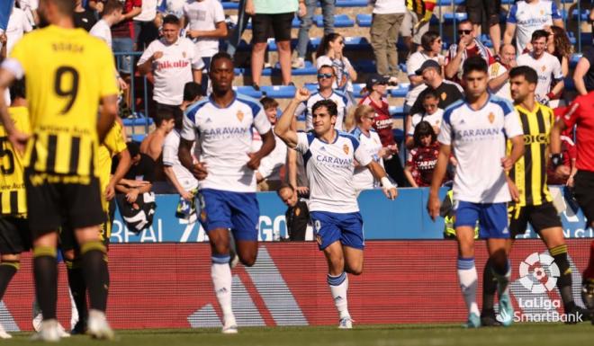 Iván Azón celebra su gol durante el Zaragoza-Oviedo (Foto: LaLiga).