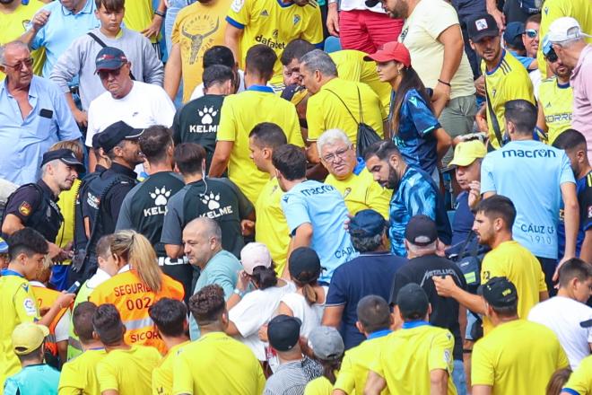 Desmayo de un aficionado en el Cádiz-Espanyol (Foto: Cristo García)