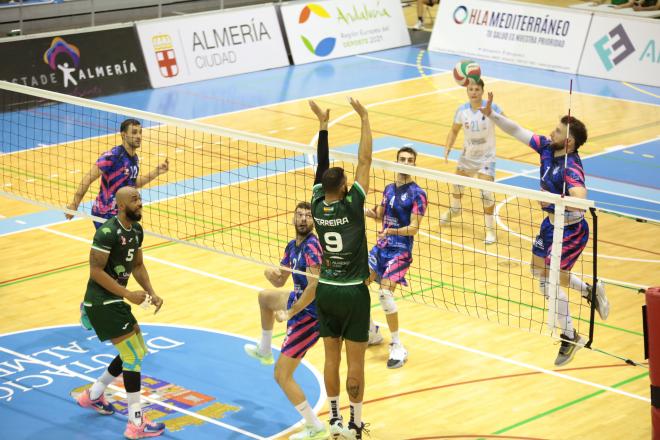 Conqueridor asalta la cancha del campeón y presenta su candidatura a pelear por todo