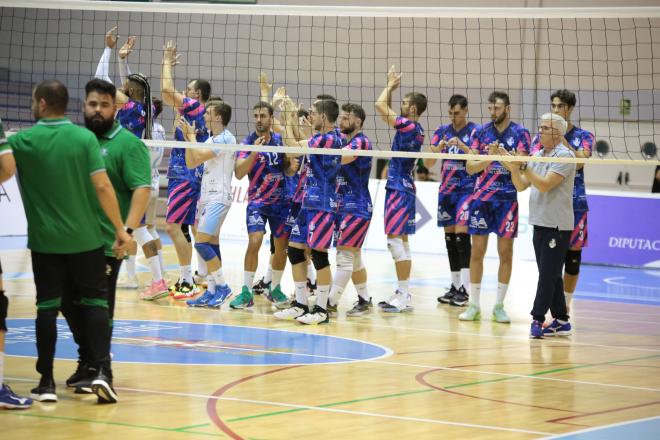 Conqueridor asalta la cancha del campeón y presenta su candidatura a pelear por todo