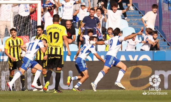 Iván Azón celebra su gol durante el Zaragoza-Oviedo (Foto: LaLiga).