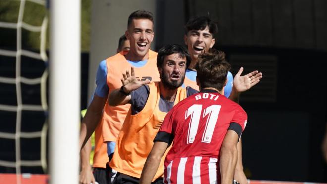 Goti celebra con sus compañeros del Bilbao Athletic el gol al Intercity (foto: Athletic Club)