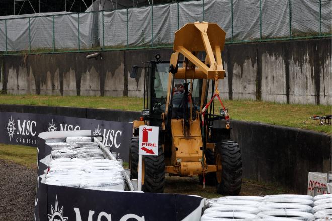 La grúa que desató la polémica en el Gran Premio de Japón de F1 (Foto: Cordon Press).
