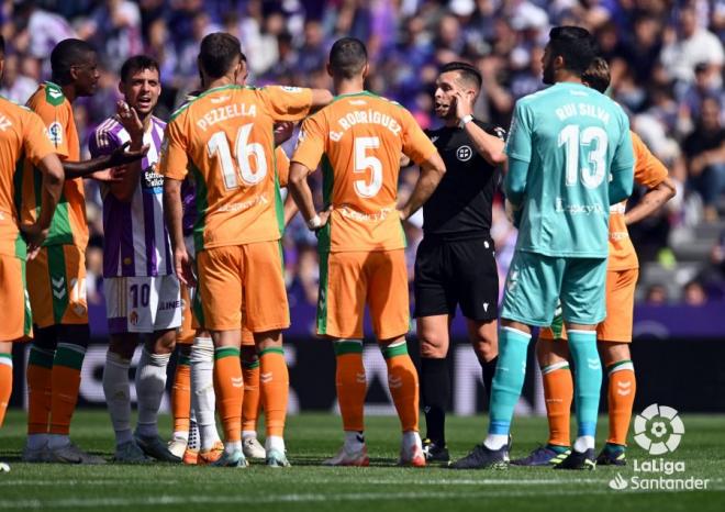 Los jugadores del Betis protestando una decisión arbitral  (Foto: LaLiga)