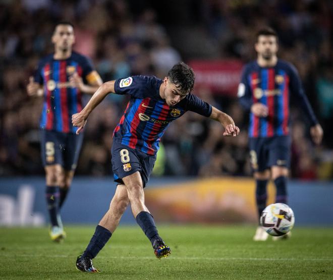 Pedri chutando un tiro a puerta en un partido con el Barcelona.