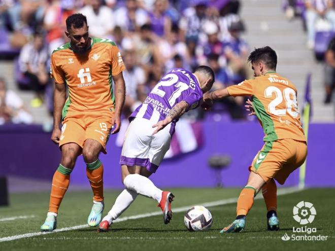 Iván Sánchez avanza en el Real Valladolid-Betis (Foto: LaLiga)