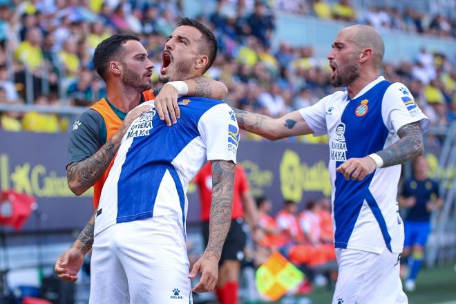 Joselu y Aleix Vidal celebran el gol del delantero en el Cádiz-Espanyol (Foto: Cristo García).