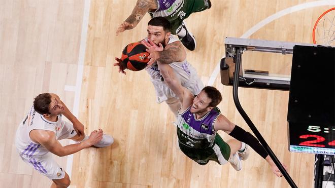 Kalinoski pelea un rebote con Poirier en el Unicaja-Real Madrid (Foto: RMB).