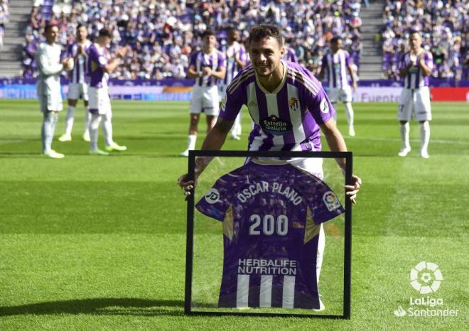 Homenaje a Óscar Plano por sus 200 partidos con el Real Valladolid.