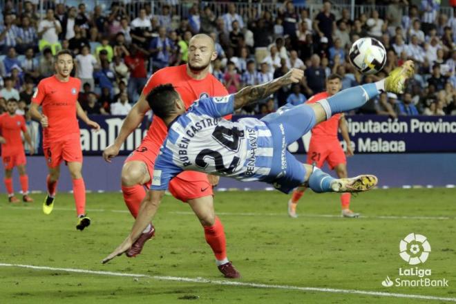 Rubén Castro intenta un remate ante un rival del Andorra (Foto: LaLiga).
