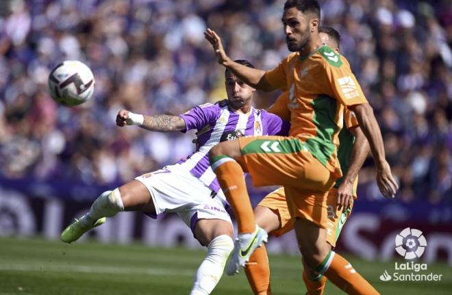 Volea de Sergio León en el Valladolid-Betis (Foto: LaLiga)