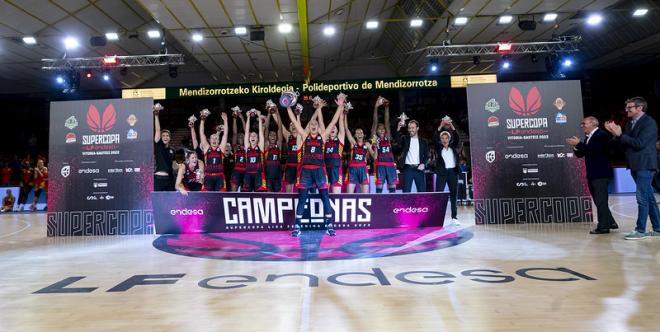 Valencia Basket roza el título de la Supercopa pero cae ante Spar Girona (Foto: Alberto Nevado / F