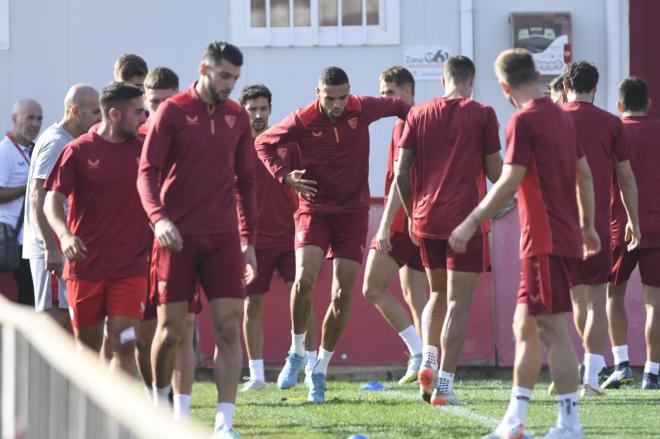 Los jugadores del Sevilla, en la sesión del domingo (Foto: Kiko Hurtado).