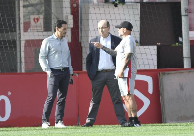 Sampaoli, charlando con Pepe Castro y Del Nido Carrasco, en la sesión del domingo (Foto: Kiko Hurtado).