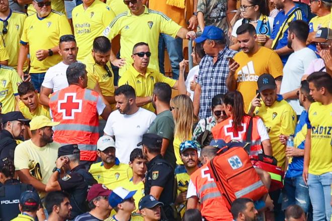 Desmayo de un aficionado en la grada durante el Cádiz-Espanyol (Foto: Cristo García).