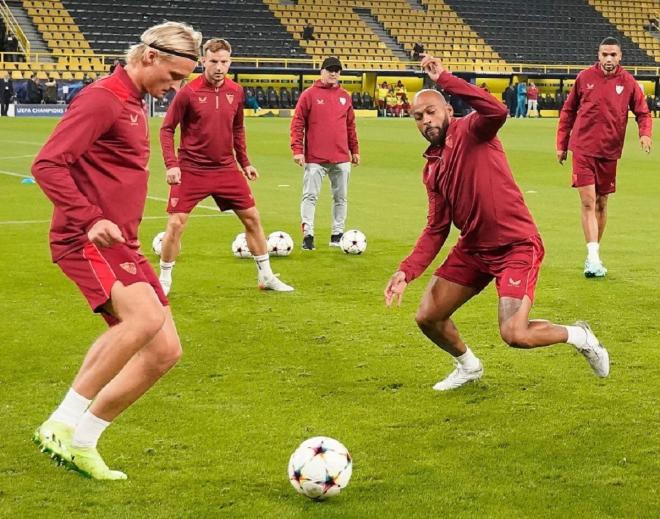 Marcao y Dolberg, entrenando en Dortmund (Foto: SFC).