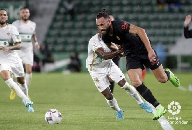 Muriqi pelea un balón en el Elche-Mallorca.