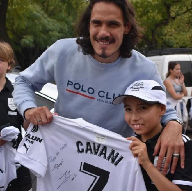 Cavani alegra la gira de una academia de fútbol de Sydney por València.