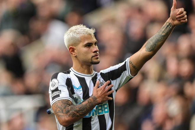 Bruno Guimaraes, pretendido por Florentino Pérez, celebra un gol con el Newcastle (FOTO: Cordón Press).