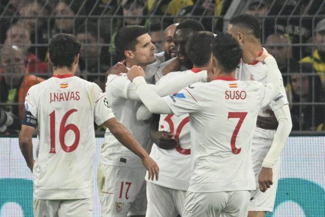 Nianzou celebra su gol en el Borussia Dortmund-Sevilla (Foto Cordon Press).