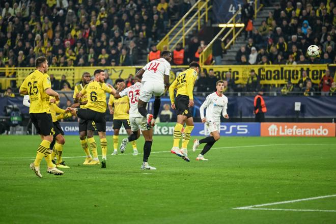 Nianzou marca su gol en Dortmund (Foto: Cordon Press).