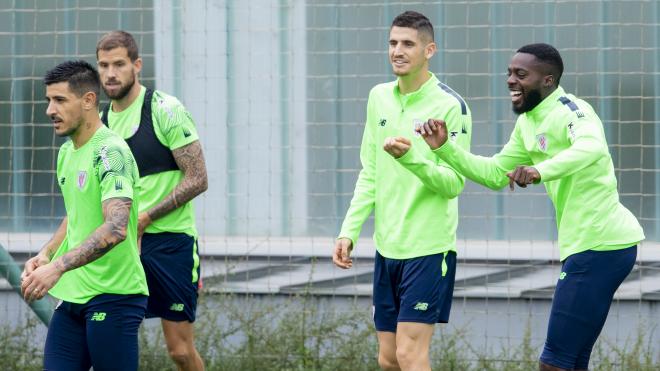 Risas de Oihan Sancet e Iñaki Williams entrenando en Lezama (Foto: Athletic Club).