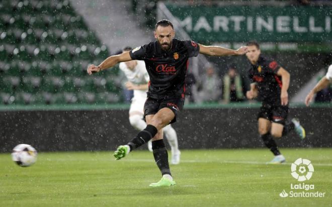 Vedat Muriqi, durante el Elche-Mallorca (Foto: LaLiga).