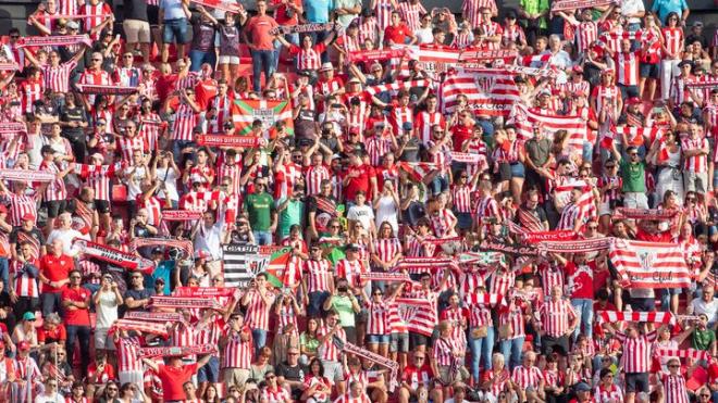 La afición zurigorri luce sus colores en la grada del estadio Ramón Sánchez-Pizjuán de Sevilla (Foto: Athletic Club).