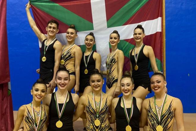 Los dos conjuntos de Sakoneta Leioa Gimnasia Erritmiko Taldea tras la disputa del Campeonato de Primera.