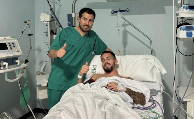 Víctor Olmo junto al doctor Abel Gómez Cáceres tras pasar por el quirófano (Foto: MCF).