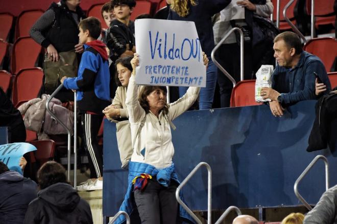 Pancartas contra Jorge Vilda en partido de la selección femenina en El Sadar (Foto: Giovani Batista).