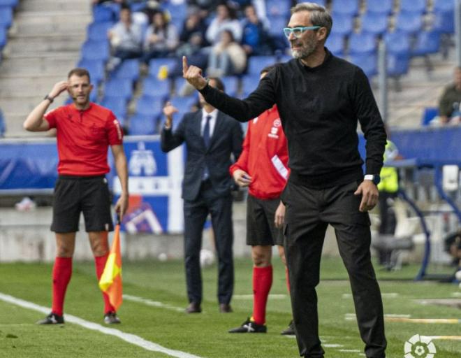 Bolo da indicaciones a sus jugadores en el Oviedo-Huesca (Foto: LaLiga).