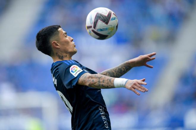 Hugo Rama controla un balón en el Oviedo-Huesca (Foto: LaLiga)