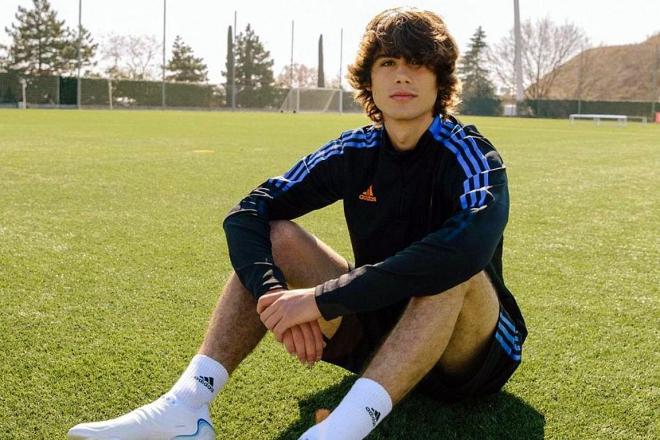 Julen Jon Guerrero posa para la fotografía en la Ciudad Deportiva del Real Madrid.