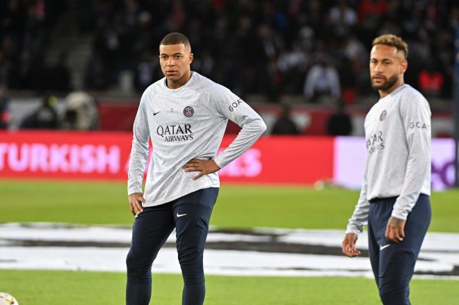 Kylian Mbappé y Neymar, en un calentamiento con el PSG (Foto: Cordon Press).