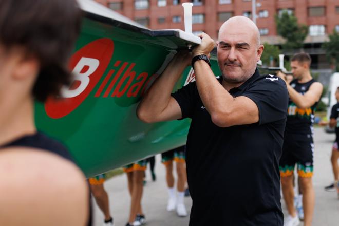 El técnico del Surne Bilbao Basket, Jaume Ponsarnau, portando la trainera de Deusto Arraun.