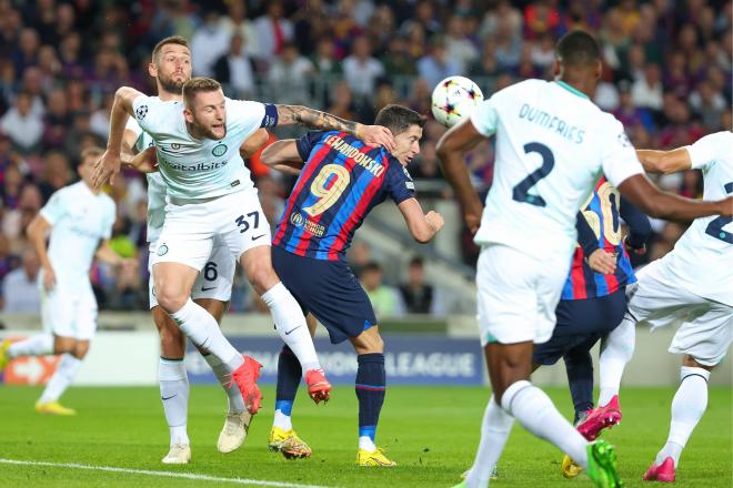 ´Skriniar y Lewandowski pelean por un balón aéreo en el Barcelona-Inter (Foto: Cordon Press).