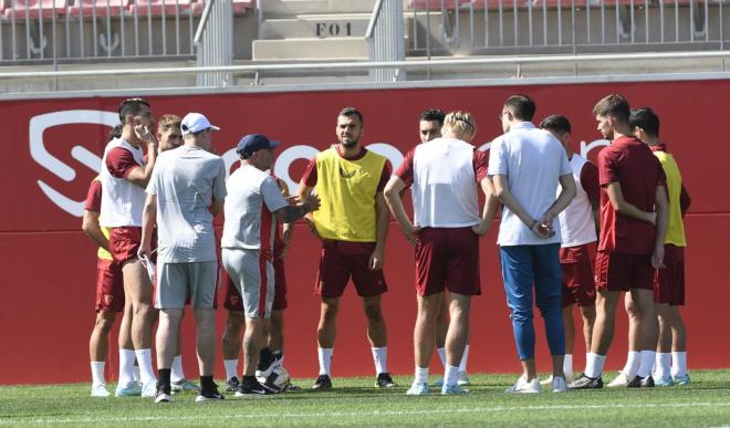 Jorge Sampaoli con sus jugadores (foto: Kiko Hurtado).