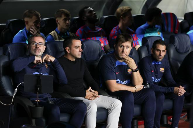 Xavi y su cuerpo técnico en el banquillo del Camp Nou (Foto: Cordon Press).