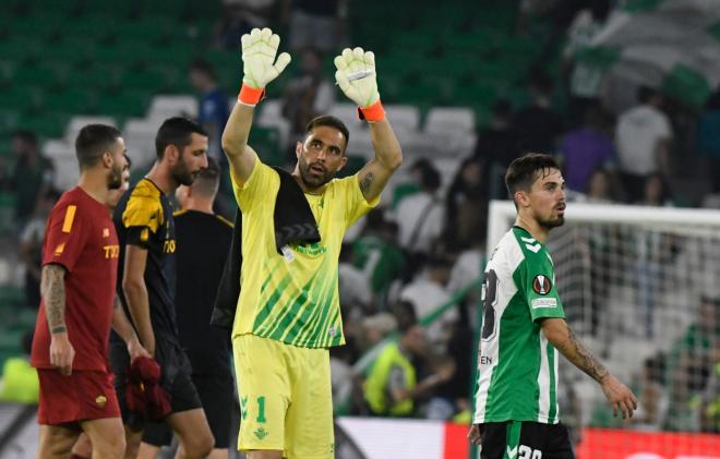 Claudio Bravo ante la Roma (Foto: Kiko Hurtado)