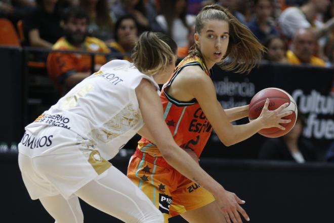 Primera victoria en LF Endesa ante Casademont Zaragoza (63-58)