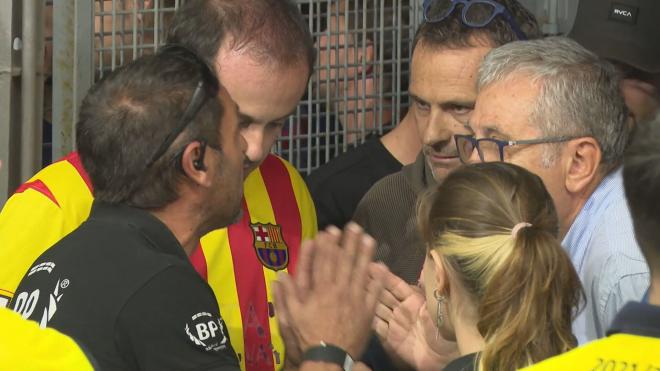 Tensión entrada Camp Nou al solicitar el DNI junto a la entrada