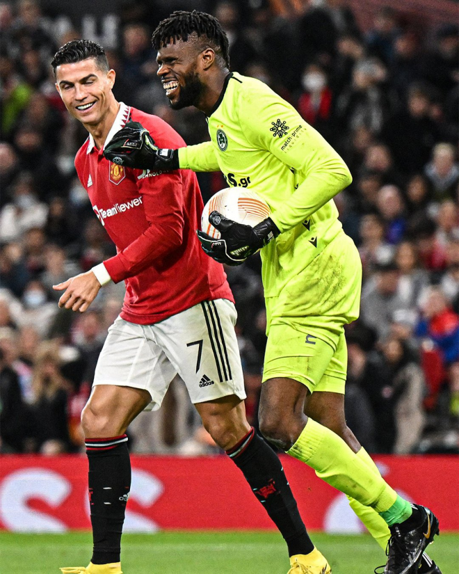 Francis Uzoho junto a Cristiano Ronaldo, en el Manchester United 1-0 Omonia