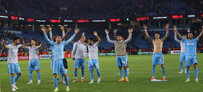 Bartra celebrando con sus compañeros del Trabzonspor la victoria contra el AS Mónaco (@Trabzonspor)