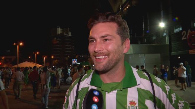 El hincha bético alemán nos explica por qué es del Betis y no del Bayern de Múnich a la salida del Villamarín