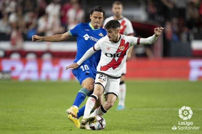 Enes Unal pelea un balón con Valentín.