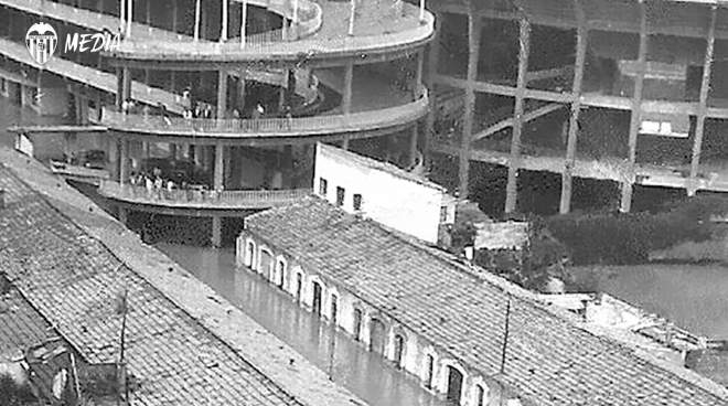 Imagen de la antigua riada en Mestalla.